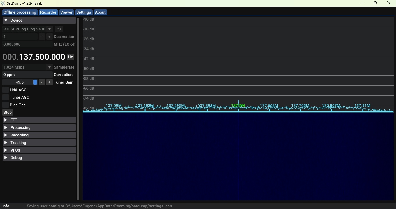 Антенна не подключена - водопад чистый, помех по питанию не видно, только типичная для многих приемников "палка" DC строго посредине.