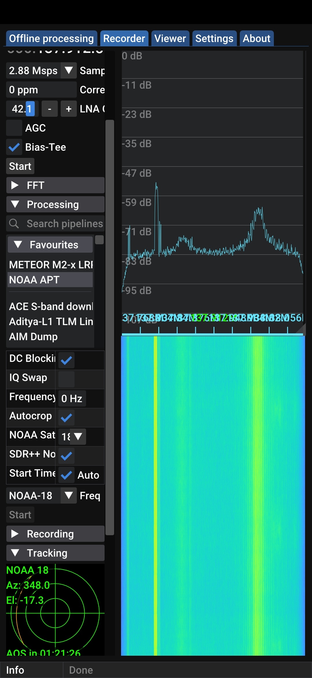Антенна не подключена, видны катастрофические помехи по питанию. Это такой "хороший" USB-OTG. Прием практически невозможен.