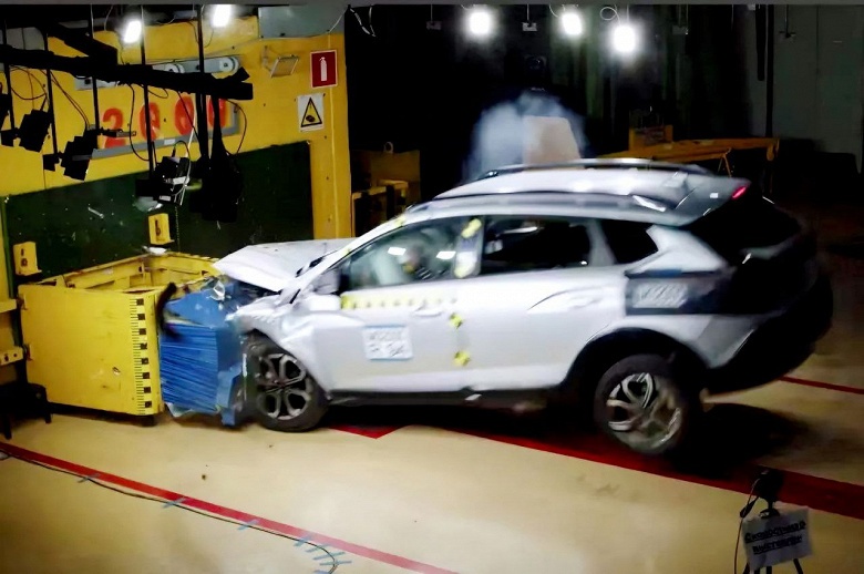 Новейшие Lada Iskra оказались максимально безопасными машинами: опубликованы фото и видео с краш-тестов