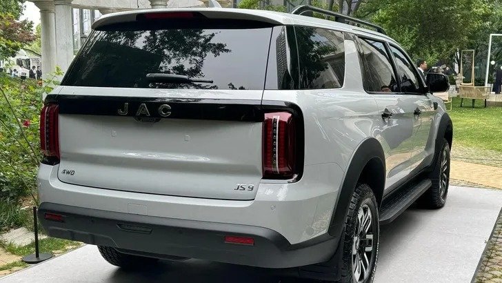 Представлен новый рамный внедорожник с корнями Toyota, копию которого будут выпускать на УАЗе. В России JAC JS9 превратится в Sollers