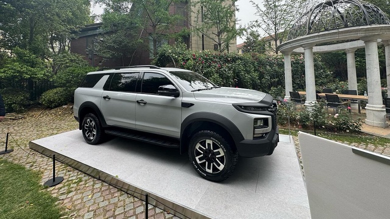 Представлен новый рамный внедорожник с корнями Toyota, копию которого будут выпускать на УАЗе. В России JAC JS9 превратится в Sollers