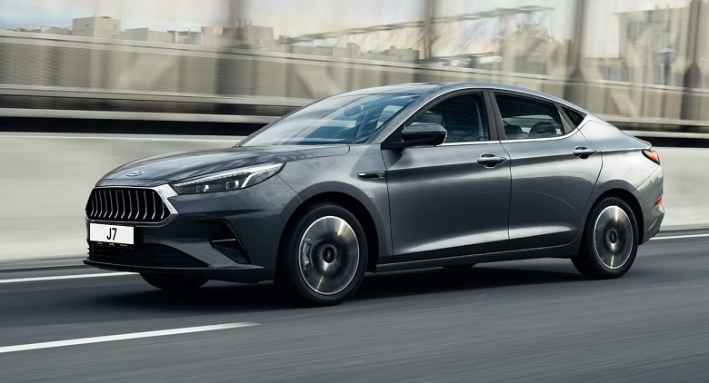 Просторный седан JAC J7 стоит в России всего 2,15 млн рублей, но стоимость владения машиной за 5 лет сравнима с ценой покупки - 1 Просторный седан JAC J7 стоит в России всего 2,15 млн рублей, но стоимость владения машиной за 5 лет сравнима с ценой покупки