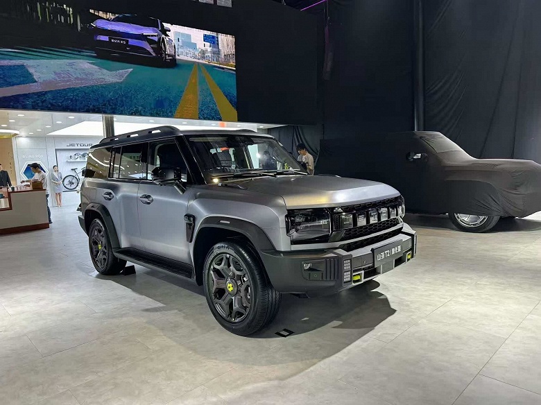 Так выглядит &laquo;китайский Land Rover Defender&raquo;, который приедет в Россию. Живые фото 7-местного Jetour T2 Extended с мотором на 462 л.с.