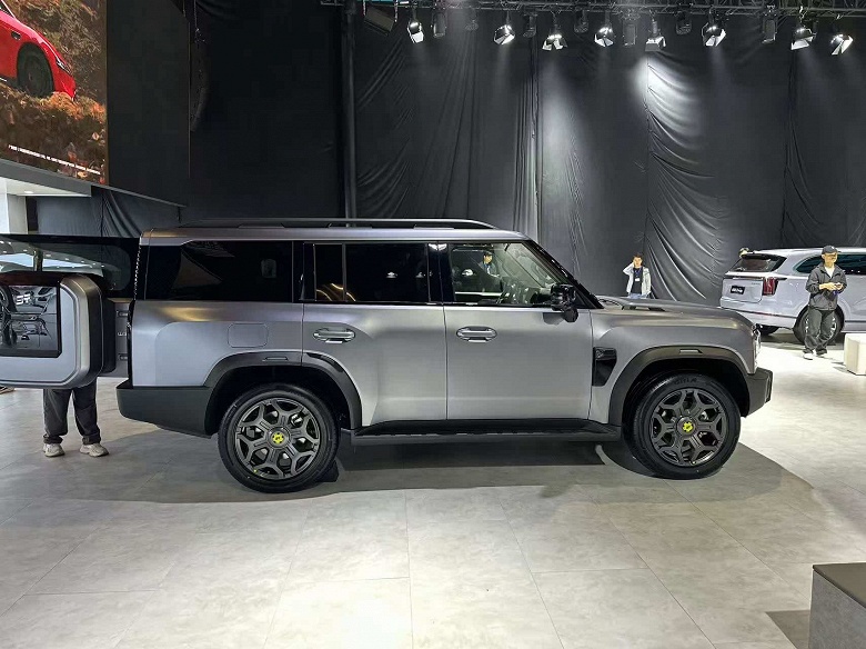 Так выглядит &laquo;китайский Land Rover Defender&raquo;, который приедет в Россию. Живые фото 7-местного Jetour T2 Extended с мотором на 462 л.с.