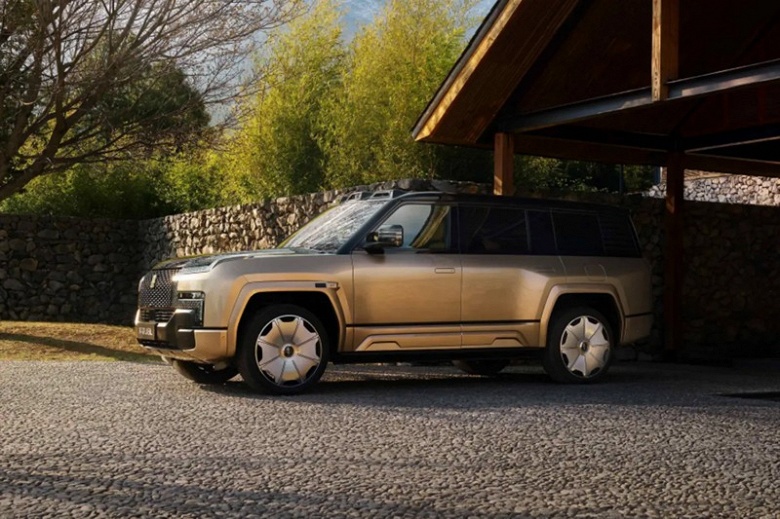 Больше Range Rover и Rolls-Royce Cullinan, мощность 1180 л.с., танковый разворот и плавучесть. Представлен роскошный внедорожник BYD Yangwang U8L