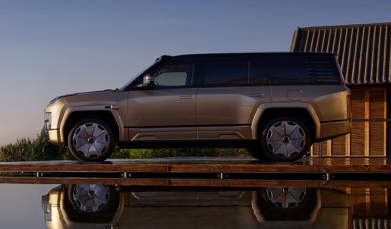 Больше Range Rover и Rolls-Royce Cullinan, мощность 1180 л.с., танковый разворот и плавучесть. Представлен роскошный внедорожник BYD Yangwang U8L
