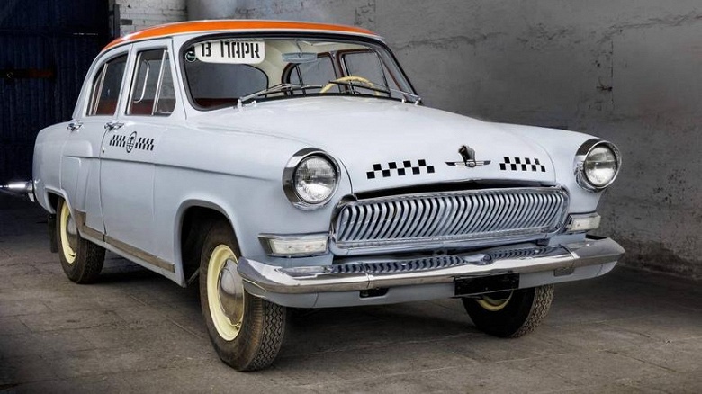 Немногие помнят такую &laquo;Красную шапочку&raquo;: в Москве завершили реставрацию редкого такси ГАЗ-М21Т