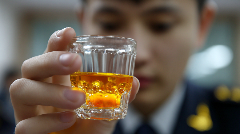 В Китае страдающим от алкоголизма начали устанавливать &laquo;чипы трезвости&raquo;