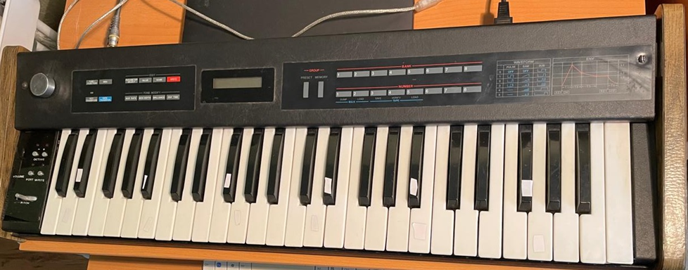 Рис. 3 Наклейками обозначены клавиши не реагирующие на нажатие по причине повреждения 2-ух входных каналов IC7 MB62H195 “Gate Array“ – R2 и  R3.