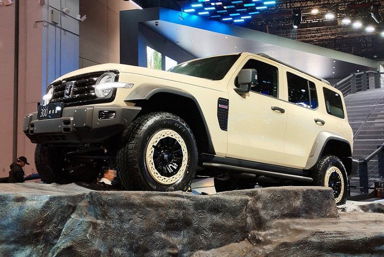 Tank 300 с новой ходовой, неразрезными мостами и смещённой осью получил 3,0-литровый V6. Внедорожник впервые показали внутри - 4 Tank 300 с новой ходовой, неразрезными мостами и смещённой осью получил 3,0-литровый V6. Внедорожник впервые показали внутри