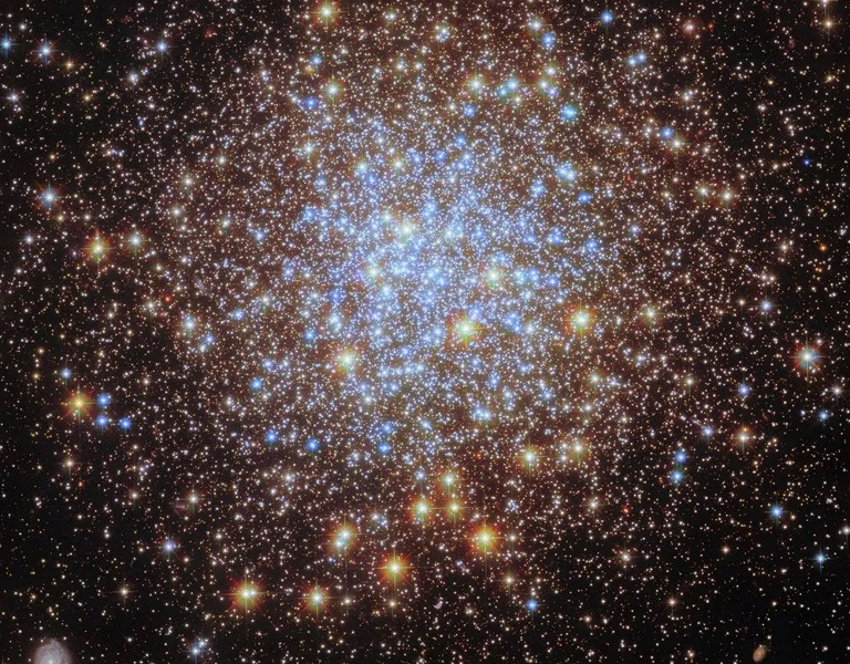 «Хаббл» отмечает 35 лет: ESA показала потрясающее изображение звездного скопления M72
