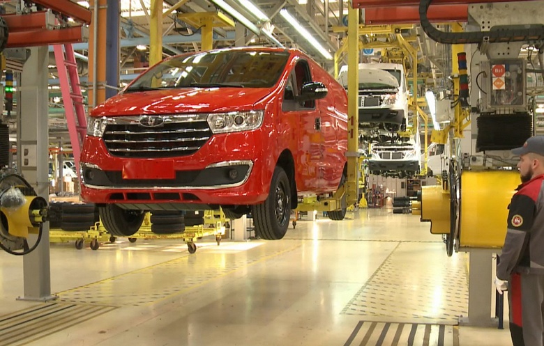 Конкурента Lada Largus дешевле 2 млн рублей с гарантией на 200 000 км начали собирать сразу по полному циклу &mdash; со сваркой и окраской кузовов. Первые кадры производства Sollers SF1