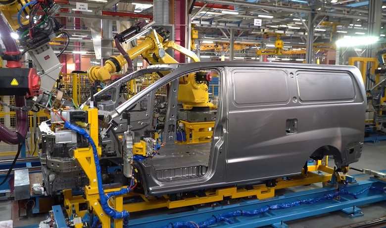 Конкурента Lada Largus дешевле 2 млн рублей с гарантией на 200 000 км начали собирать сразу по полному циклу &mdash; со сваркой и окраской кузовов. Первые кадры производства Sollers SF1