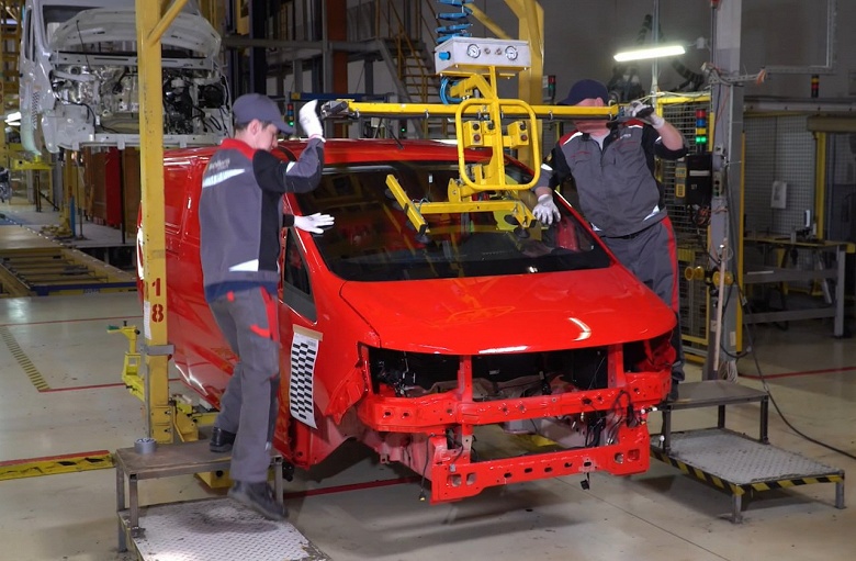 Конкурента Lada Largus дешевле 2 млн рублей с гарантией на 200 000 км начали собирать сразу по полному циклу &mdash; со сваркой и окраской кузовов. Первые кадры производства Sollers SF1