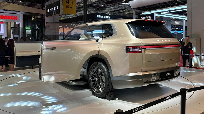 Распашные двери, по две подножки с каждой стороны, 2000 км запаса хода, умная пневмоподвеска и почти 1200 л.с. Chery показала будущий флагман Exeed