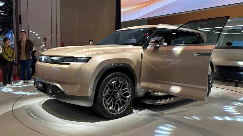 Распашные двери, по две подножки с каждой стороны, 2000 км запаса хода, умная пневмоподвеска и почти 1200 л.с. Chery показала будущий флагман Exeed