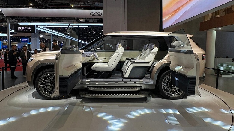 Распашные двери, по две подножки с каждой стороны, 2000 км запаса хода, умная пневмоподвеска и почти 1200 л.с. Chery показала будущий флагман Exeed