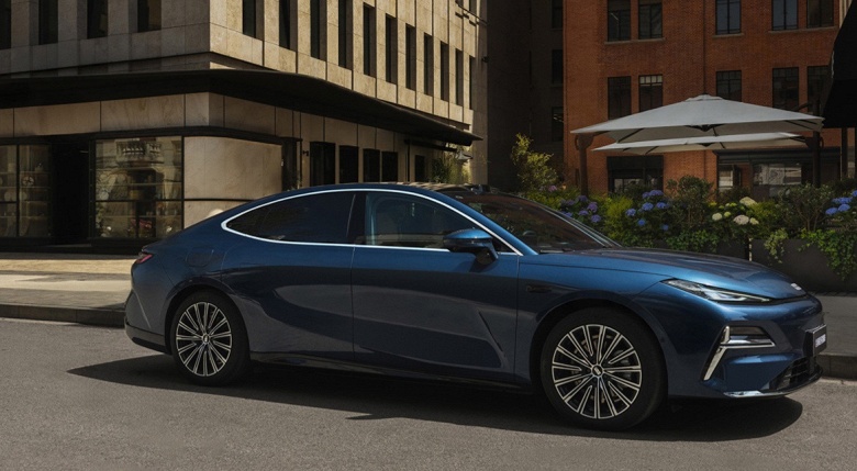 Крутая альтернатива Toyota Camry от Geely: недорогой 5-метровый Geely Galaxy Starshine 8 с запасом хода до 1600 км на баке бензина представят 9 мая