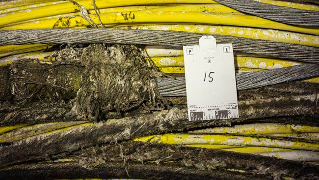 Другой пример повреждения кабеля: снимок сделан в ходе полицейского расследования обрыва Svalbard в январе 2022 года. Была разорвана стальная броня, а токонесущая трубка замкнулась на землю