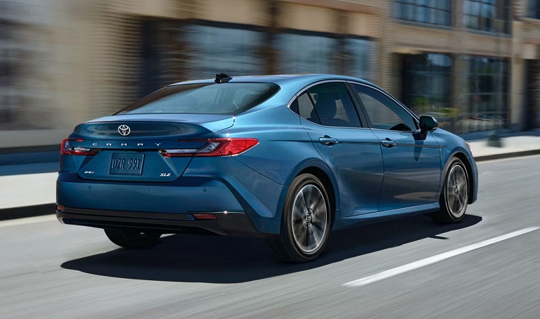 Новейшая Toyota Camry за копейки: японский седан продают в Китае со скидкой в 10 тыс. долларов — за 14,6 тыс. долларов можно купить гибрид на базе 2,0-литрового мотора