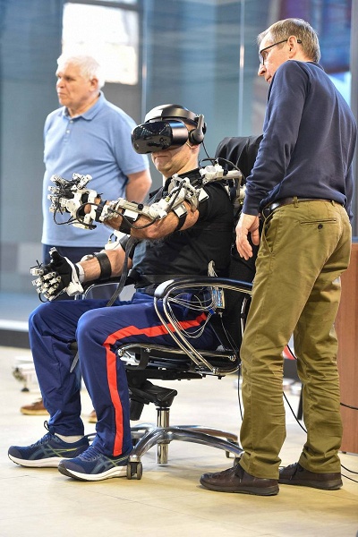 Не успел вернуться, а уже готовится к принципиально новому заданию: Иван Вагнер управляет антропоморфным роботом Марфа на зрелищных фото