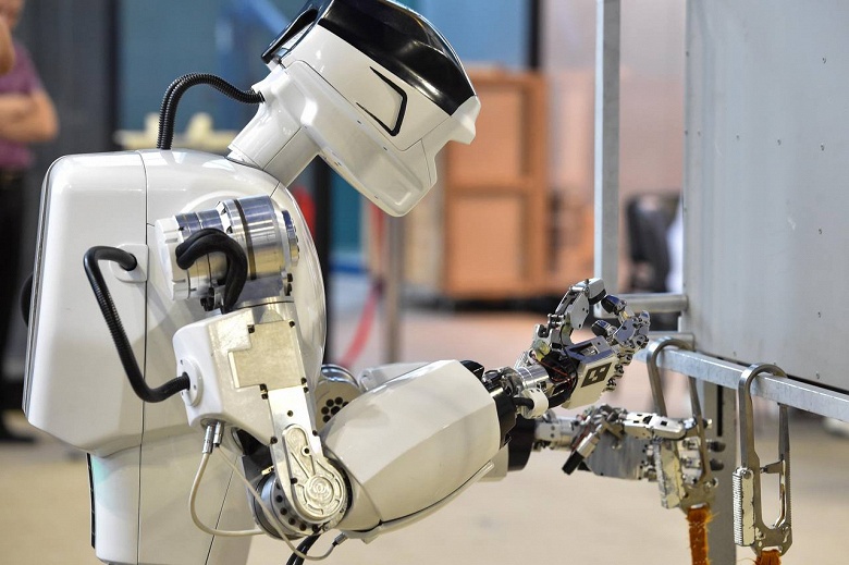 Не успел вернуться, а уже готовится к принципиально новому заданию: Иван Вагнер управляет антропоморфным роботом Марфа на зрелищных фото