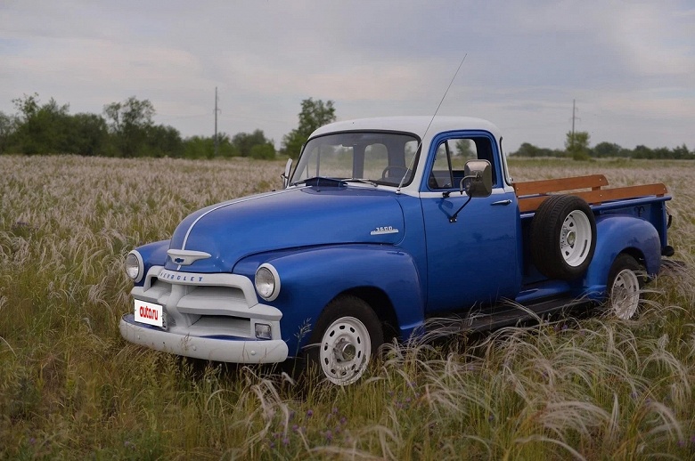 Редкий пикап Chevrolet продают в России за 7 млн рублей. У него 4,3-литровый мотор и &laquo;механика&raquo;, но вместе с машиной отдают 5,7-литровый двигатель и &laquo;автомат&raquo;