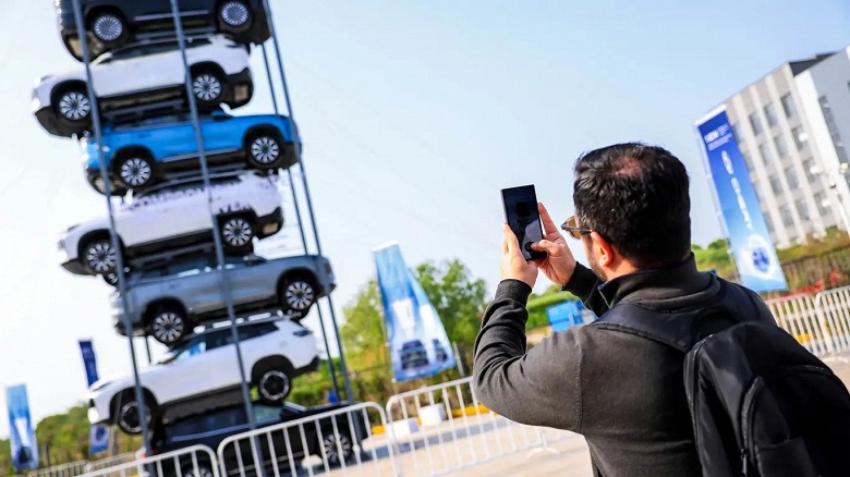 Запредельная прочность и &laquo;кабина-клетка&raquo; : кроссовер Chery Tiggo 8 CSH выдержал нагрузку в 11,5 т