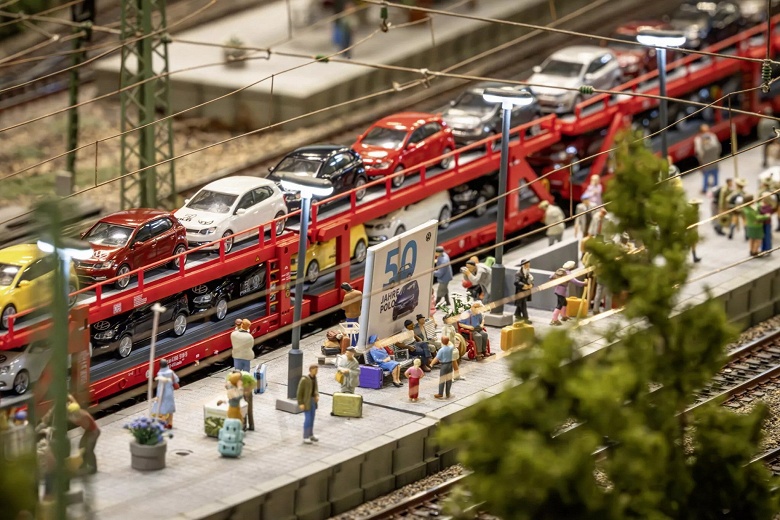 12 вагонов и 70 моделей Volkswagen Polo: представлен миниатюрный поезд к юбилею модели