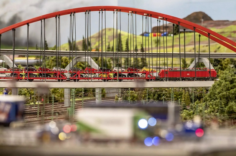 12 вагонов и 70 моделей Volkswagen Polo: представлен миниатюрный поезд к юбилею модели