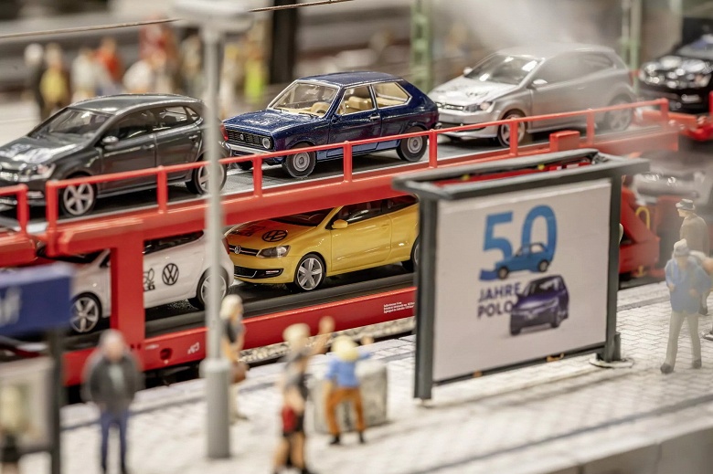 12 вагонов и 70 моделей Volkswagen Polo: представлен миниатюрный поезд к юбилею модели