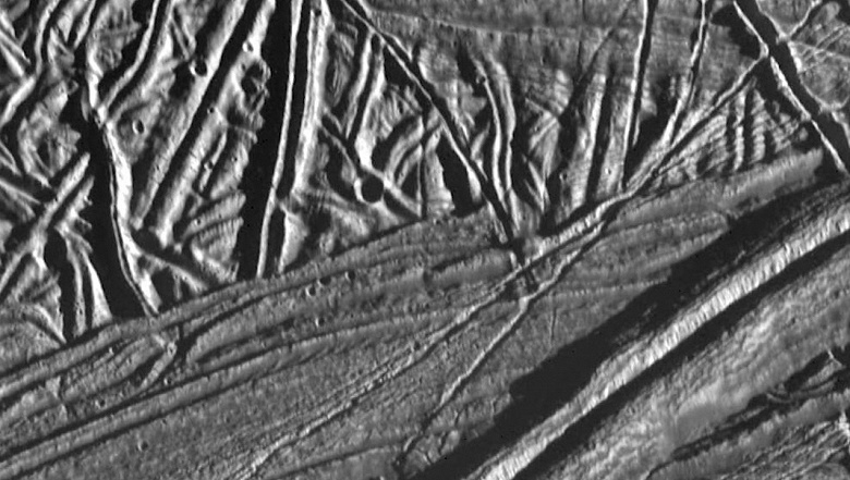 Органику на Европе можно обнаружить с орбиты: новое исследование раскрыло секрет выживания аминокислот