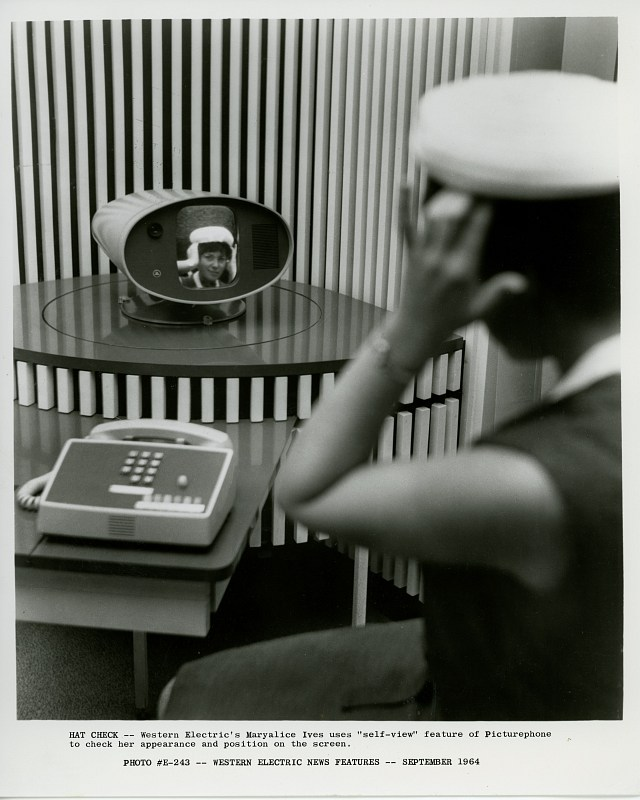 Нет, это не селфи, а функция «самопросмотра». Так можно было оценить свой внешний вид и положение перед звонком, 1964 год. Источник: JKL Museum of Telephony