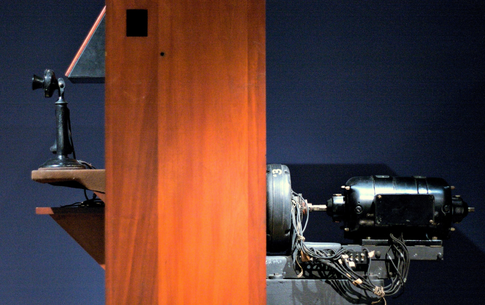 Первый Ikonophone выглядит вполне симпатично, если не знать, что находится за деревянной панелью. Источник: Wikimedia