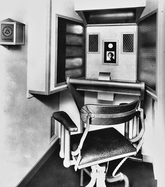 Интерьер телефонной будки Ikonophone 1930 года: небольшой дисплей, удобное кресло и минимум деталей. Микрофон и динамики спрятаны за драпировкой. Источник: Popular Mechanics, июнь 1930