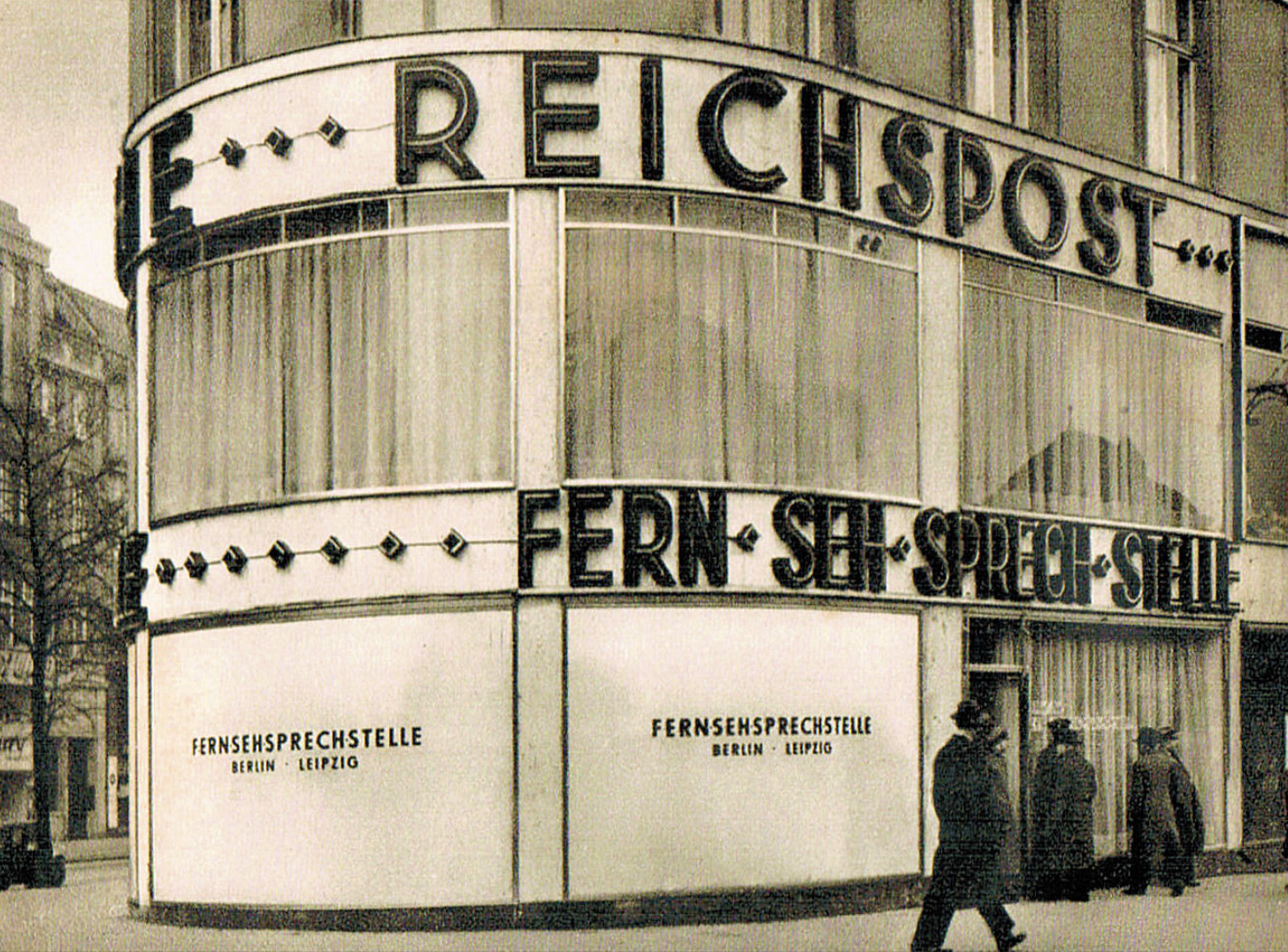 Почтовый пункт с новой услугой в Шарлоттенбурге — районе западного Берлина. Источник: Museumsstiftung Post und Telekommunikation, Berlin