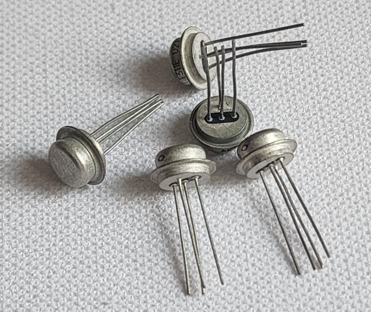 Рис. 16. Транзисторы ГТ 311 и ГТ313