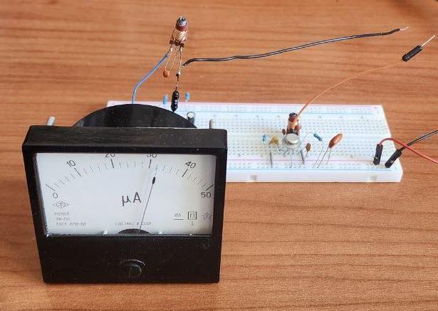 Рис. 24. ВЧ-пробник с микроамперметром в работе