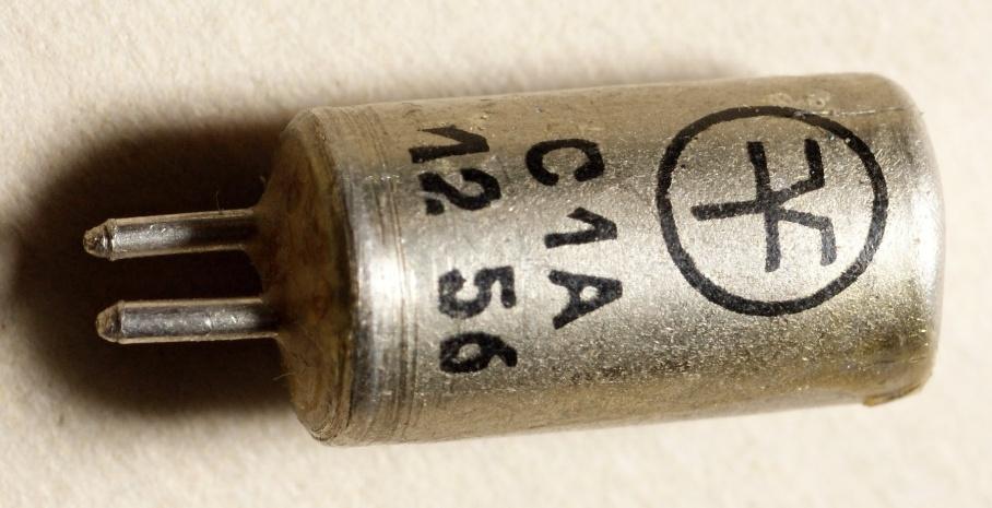 Рис. 4. Точечный транзистор С1А (источник)