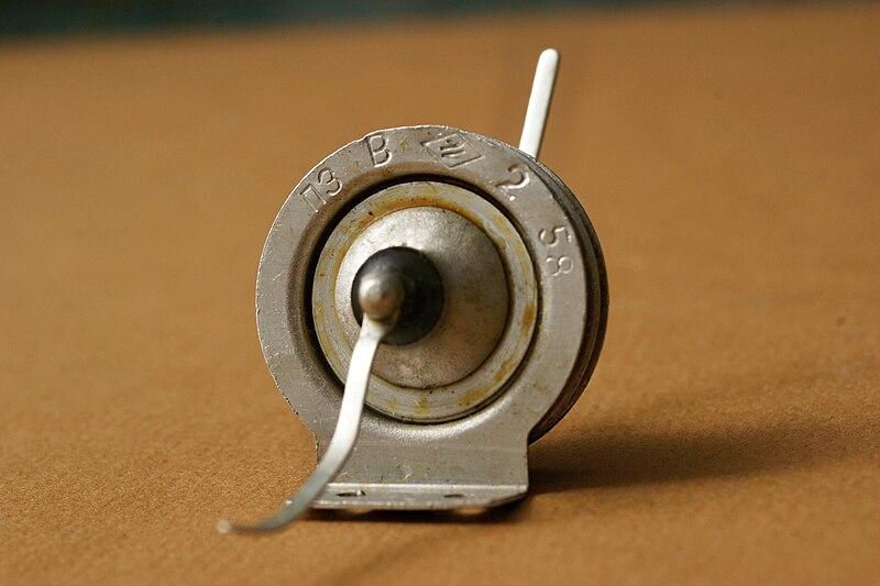 Рис. 6. Плоскостной транзистор П3 (источник)