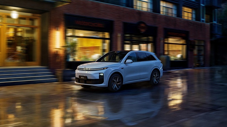 Самый дешёвый и популярный Li Auto: обновлённый кроссовер Li L6 2025 года оценили в 34 300 долларов (2,8 млн рублей)