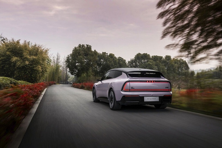 Первый Audi без фирменных колец в совершенно новом дизайне: к дилерам начали поступать Audi E5 Quattro