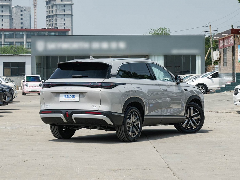 Сильный конкурент Toyota Highlander и Li Auto L6, да еще и недорогой. Представлен BYD Hiace 07 DM-i: 476 л.с., полный привод, 1320 км на баке бензина и холодильник в салоне