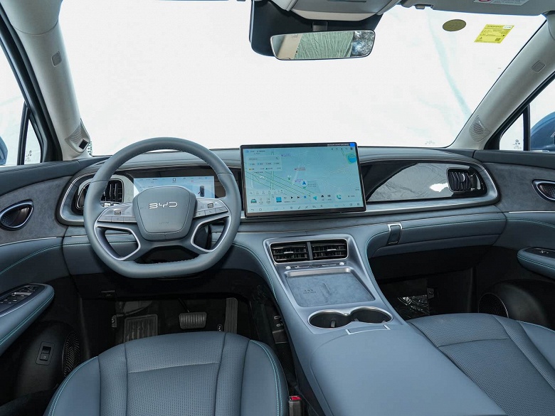 Сильный конкурент Toyota Highlander и Li Auto L6, да еще и недорогой. Представлен BYD Hiace 07 DM-i: 476 л.с., полный привод, 1320 км на баке бензина и холодильник в салоне