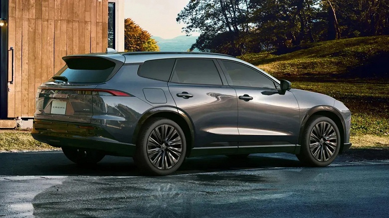 Новые универсалы Toyota, сертифицированные для России, распродают с большими скидками. Сколько просят за Toyota Crown Estate (Crown Signia)