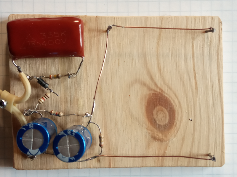 нижний провод - общий; верхний - плюс анодного питания; накал - с ноги конденсатора вверху