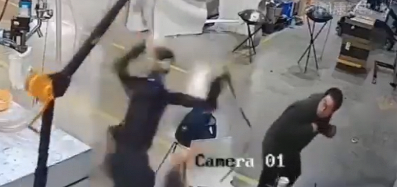 «И восстали машины из пепла ядерного огня». В Сети завирусился ролик, в котором робот атакует рабочего - 1 «И восстали машины из пепла ядерного огня». В Сети завирусился ролик, в котором робот атакует рабочего