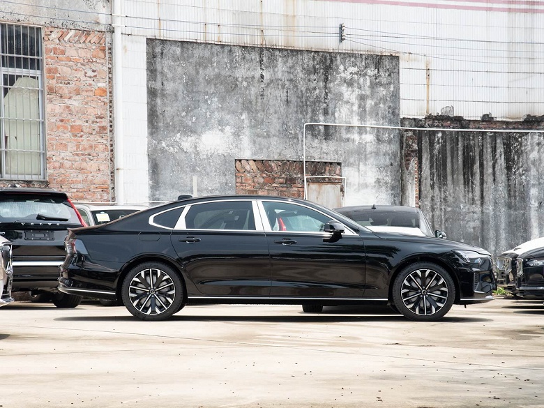 Обновленный Volvo S90 получил старый 2,0-литровый мотор (но есть вариант и помощнее)