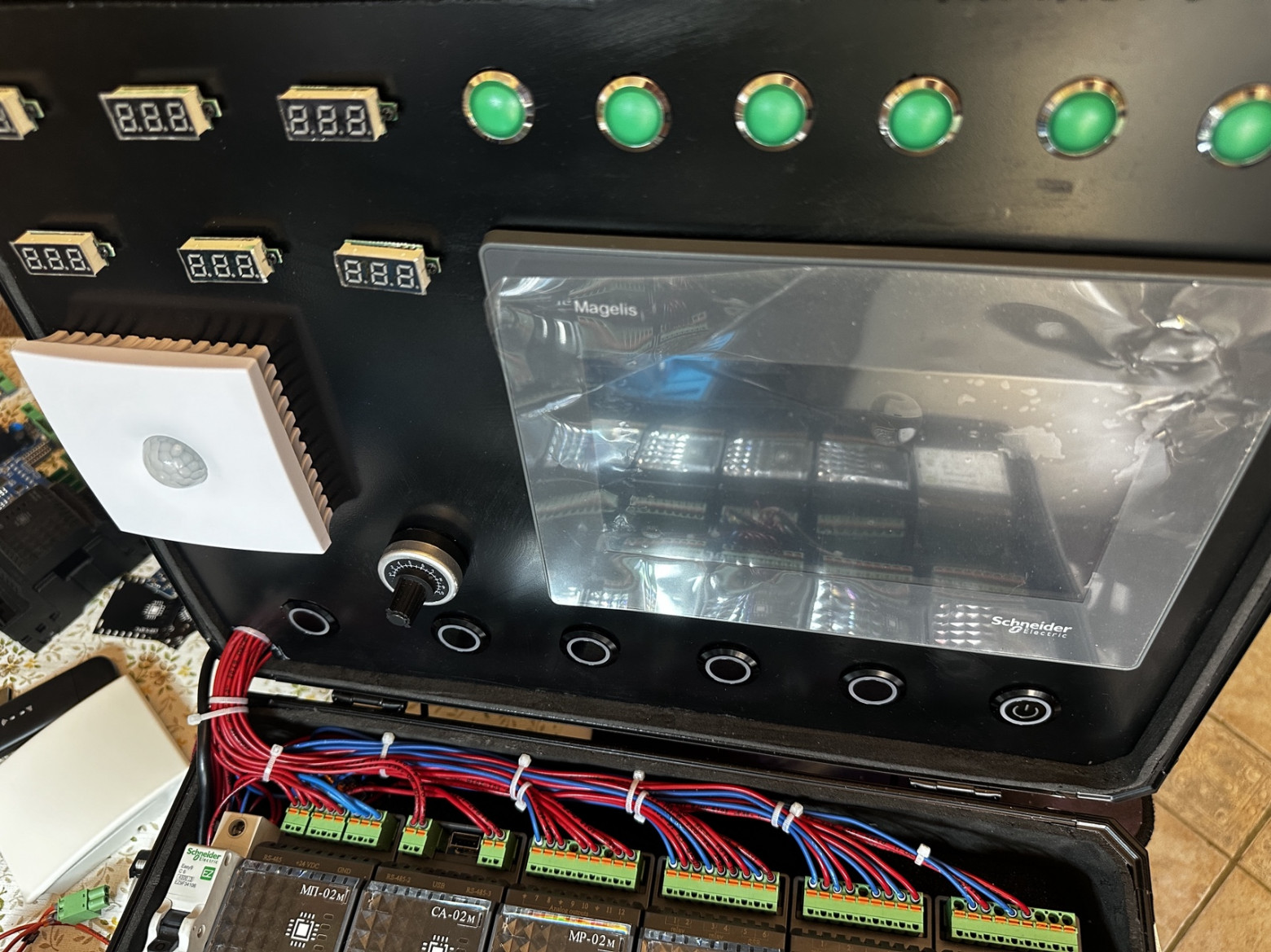 Покрасили в черный орг. стекло