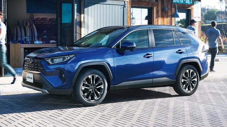 Toyota RAV4 подешевел в России: заказы принимаются от 2,7 млн рублей, полноприводная версия подешевела почти на 300 тыс. рублей за 1,5 месяца